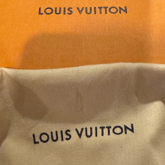 LV Edge lock and key necklace - Picture 10 of 11